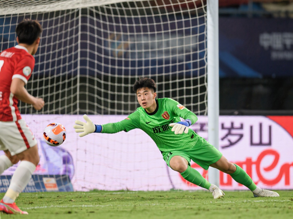 法比奥劲射破门 韩佳奇神扑救险 国安战平蓉城 韩佳奇不仅表现出了顶级门将的实力,还展现