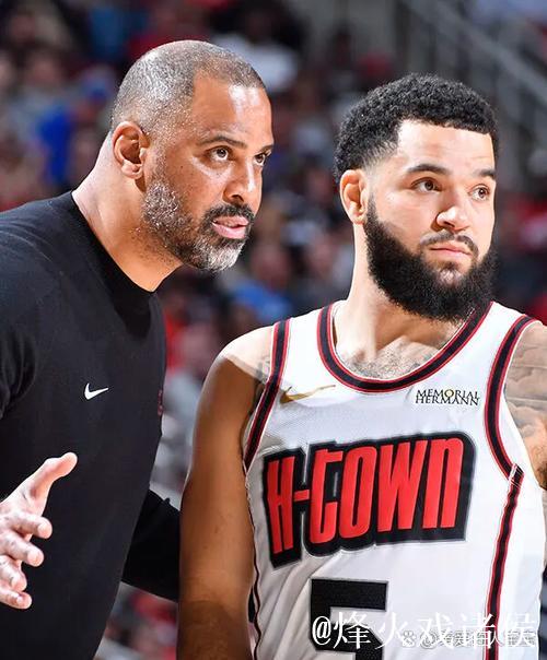 科林斯半场表现平稳:7投4中拿下8分2篮板1助攻1盖帽 科林斯半场表现平稳:7投4中拿下8分2篮板1助攻1盖帽