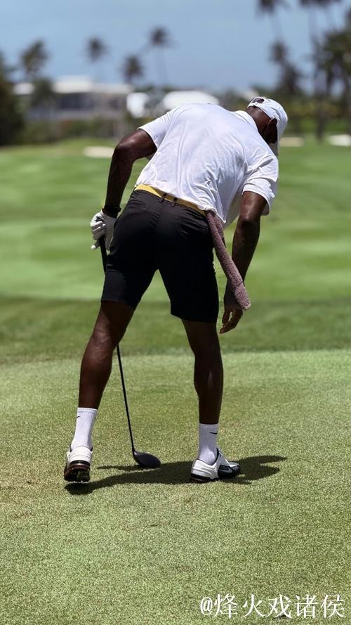 詹姆斯赛前对阵太阳，高尔夫动作引热议，有趣又上瘾