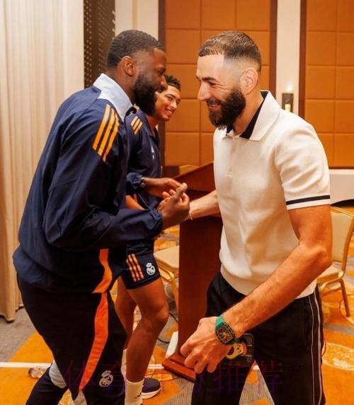 贝尔来到皇马训练地探访老队友 和安帅拥抱
